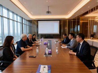 团队开会讨论方案